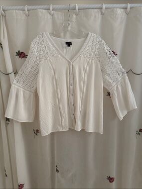 Coco + Carmen White Button-Front Lace Yoke Blouse